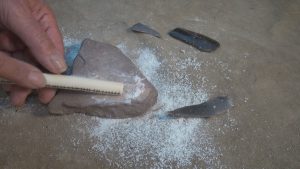 Erzeugen des Labiums durch Schleifen auf einem feinen Sandstein