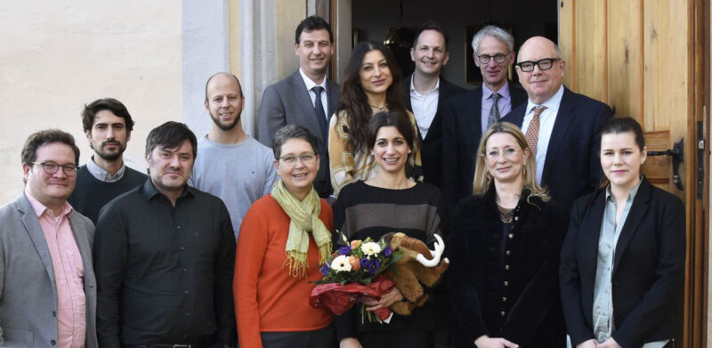 Row 1 (from left to right): Prof. Christopher Miller, Dr. Claudio Tennie, Dr. Miriam Haidle, Dr. Paola Cerrito (recipient), Prof. Katerina Harvati, Corinna Patroi (Romina Mineralbrunnen GmbH). Row 2: Prof. Cosimo Posth, Dr. Manuel Will. Row 3: Andreas Mayer (Romina Mineralbrunnen GmbH); Mima Batalovic, Daniel Gramer (Marketingleitung, Romina Mineralbrunnen GmbH), Prof. Thilo Stehle, Dean of the Mat.-Nat- Faculty, University of Tübingen; Prof. Nicholas Conard (Photo/Foto: Natasha Singh).