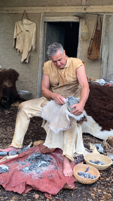 Rudi Walter während einer Feuersteinschlag-Sitzung