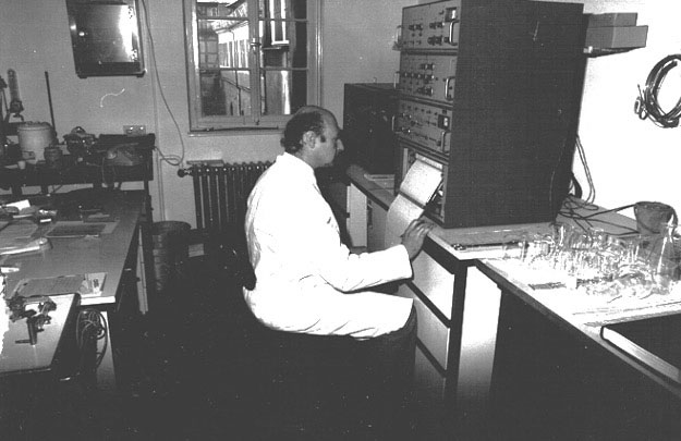 Rolf C. A. Rottländer bei der Arbeit mit dem Gaschromatographen im Jahr 1979