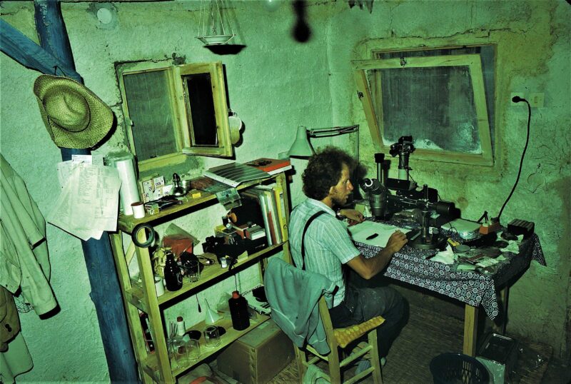 Günther Unrath in seinem „Feldmikroverschleißlabor“, einem provisorischen Ziegenstall auf einem Bauernhof in Samsat während der Ausgrabung 1982 an der Freilandfundstelle Şehremuz, Türkei