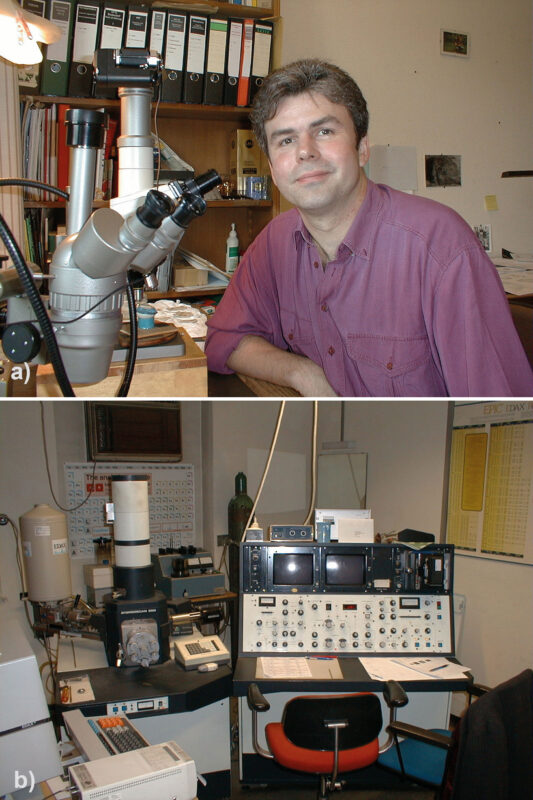 Alfred Pawlik bei der Arbeit mit optischen Mikroskopen (a) und dem Rasterelektronenmikroskop (b) im Mikropaläontologischen Labor der Universität Tübingen