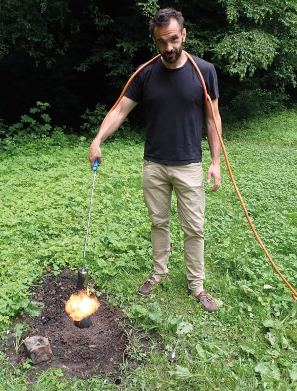 Patrick Schmidt führt im Jahr 2022 Experimente zu den Prozessen der Birkenpechherstellung durch