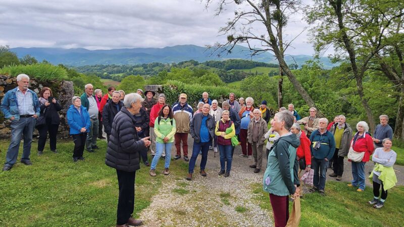 Comte Robert Bégouën greeting the GfU excursion participants